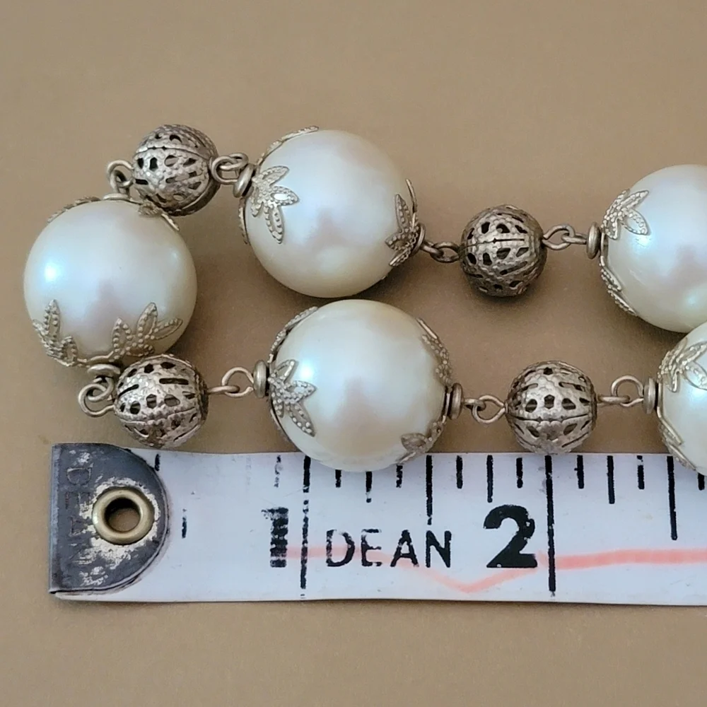Beautiful Vintage Faux Large Pearl Gold Tone Necklace 7.5